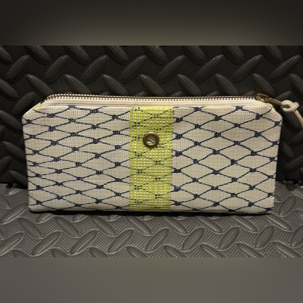 Aliana Marie Portland, ME 04101 Womens Bait Bag Mini‎ Clutch Mesh Navy Neon Zip
